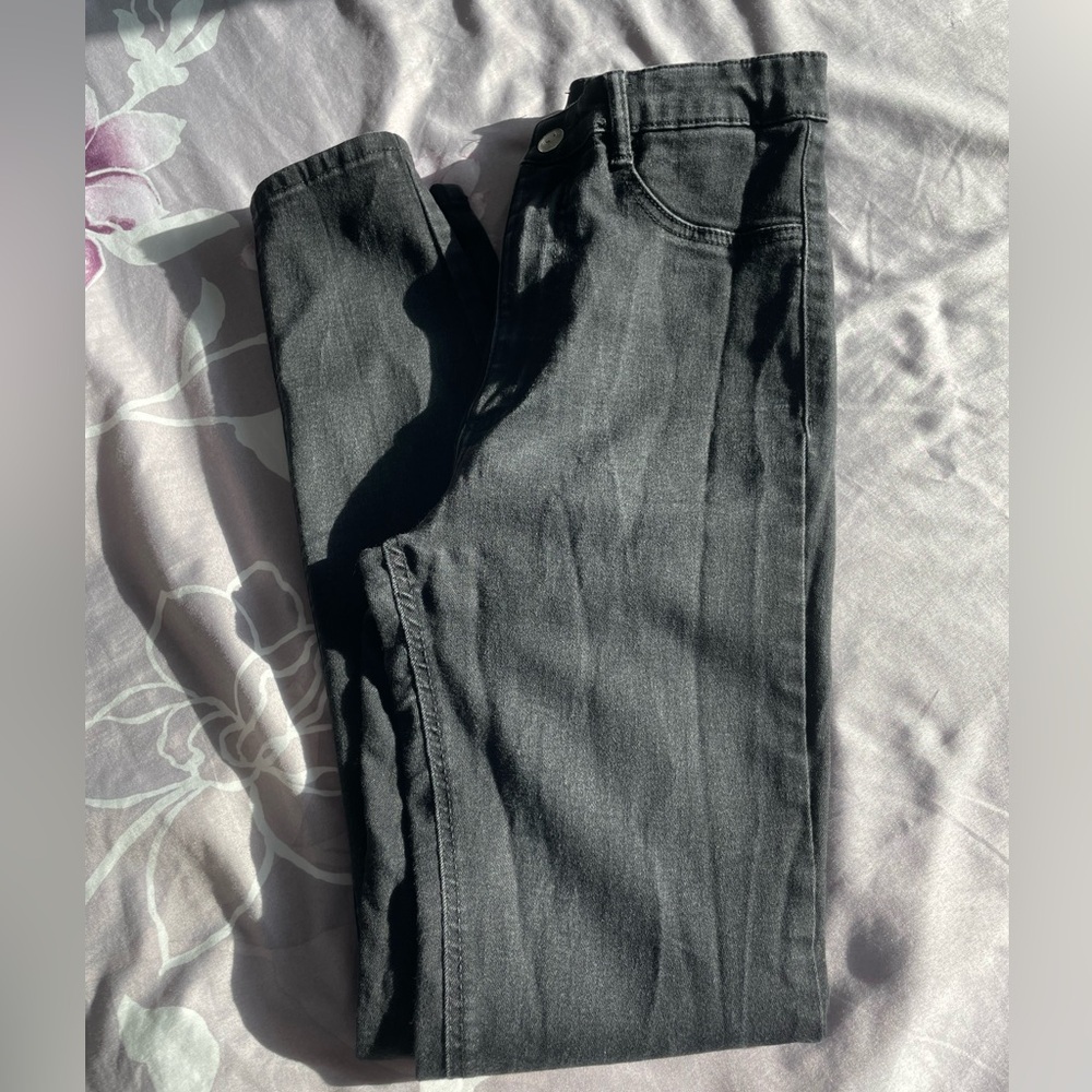 Zara women’s black jeans with a free body blouse